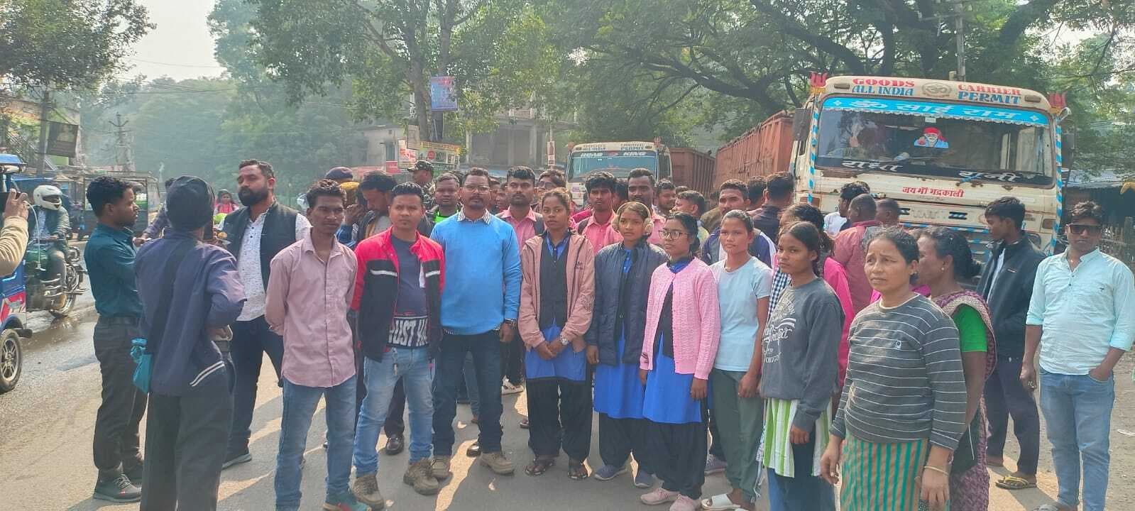 Chaibasa News : खड़े ट्रक से उतर रहे चालक को दूसरे ट्रक ने रौंदा, दोनों पैर टूटा, एक घंटा सड़क जाम