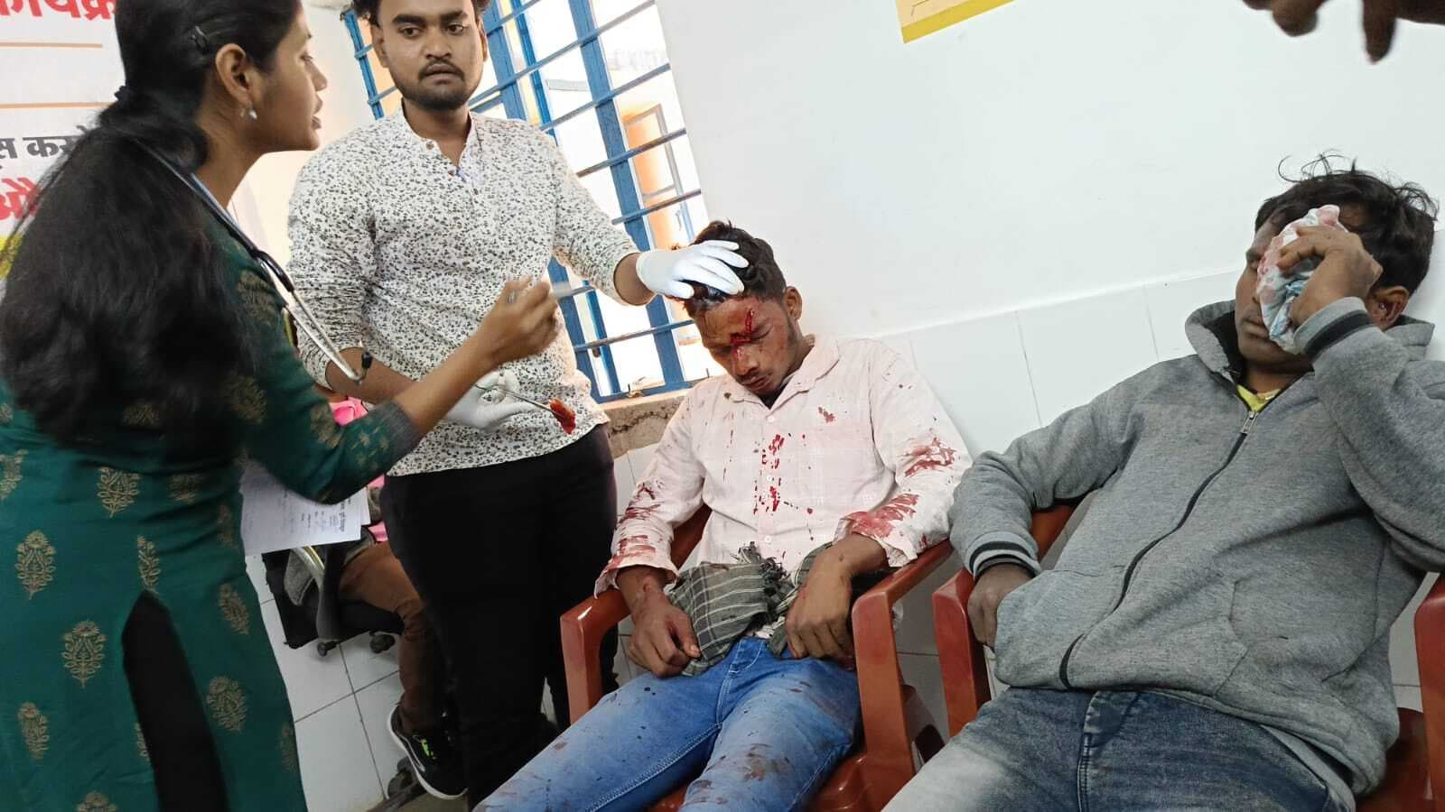 East Singhbhum : चाकुलिया में दो बाइकों की भिड़ंत में पांच घायल, सड़क के दोनों ओर झाड़ियां उगने के कारण हो रही दुर्घटना