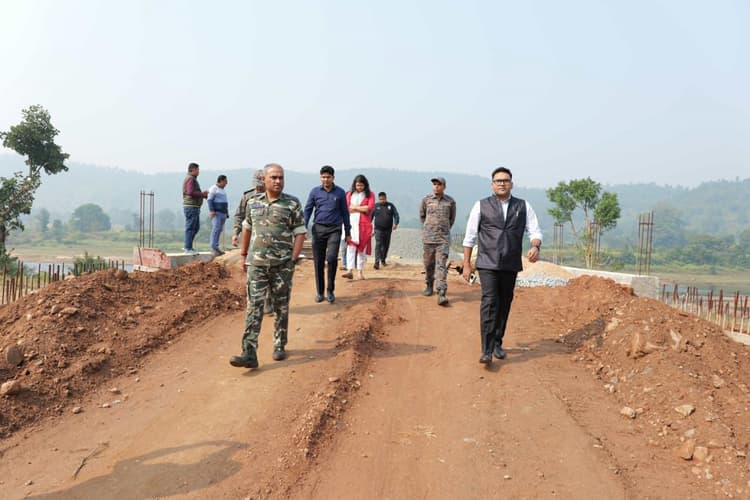 West Singhbhum : डीसी-एसपी पहुंचे गुदड़ी, ग्रामीणों संग की बैठक, नहीं मिला सुराग, शवों की तलाश में जुटी पुलिस, दो और लोगों की हत्या की चर्चा, दो दिनों से अता-पता नहीं