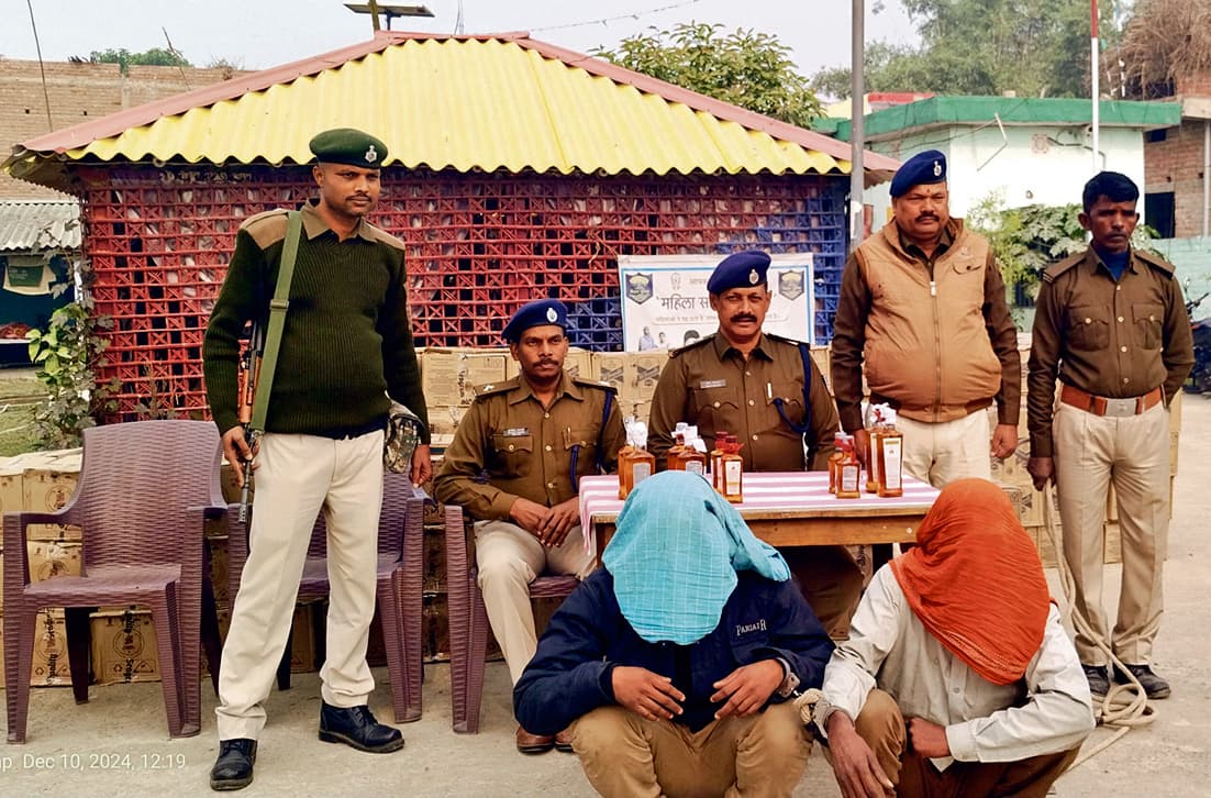 Bhagalpur news लग्जरी बस से काफी मात्रा में शराब बरामद, दो गिरफ्तार