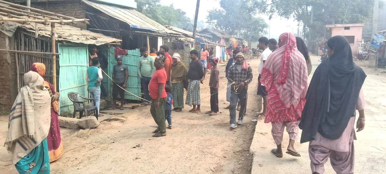 Bhagalpur news सड़क के उत्तर छह मीटर खाली करने का निर्देश, मापी करने पहुंचे कर्मी