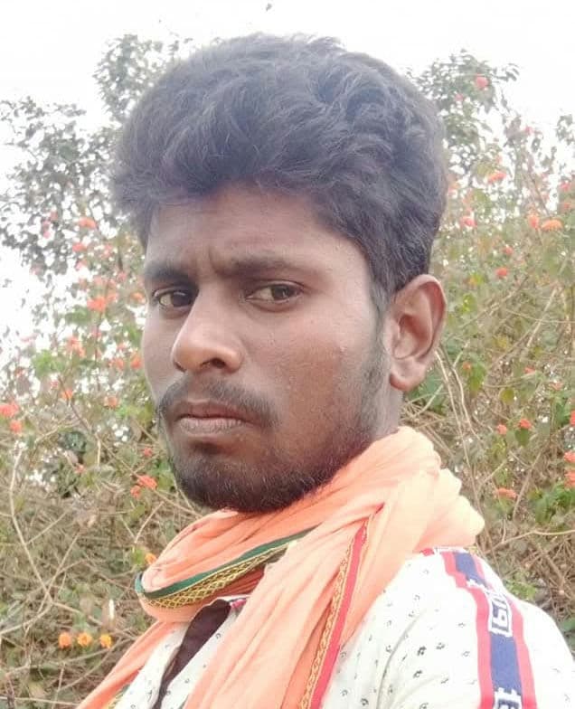 चलती बाइक पर कोयला लदा ट्रक पलटा, पुत्र की मौत, मां गंभीर