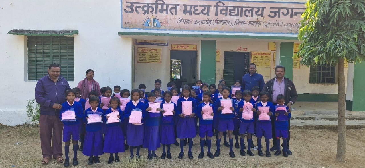 उमवि जगन्नाथपुर के 46 बच्चोंं के बीच दो-दो सेट में पोशाक वितरित