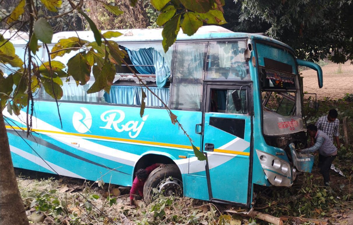 घने कोहरे से गड्ढे में गिरी बस, मां-बेटे सहित आधा दर्जन यात्री हुए चोटिल