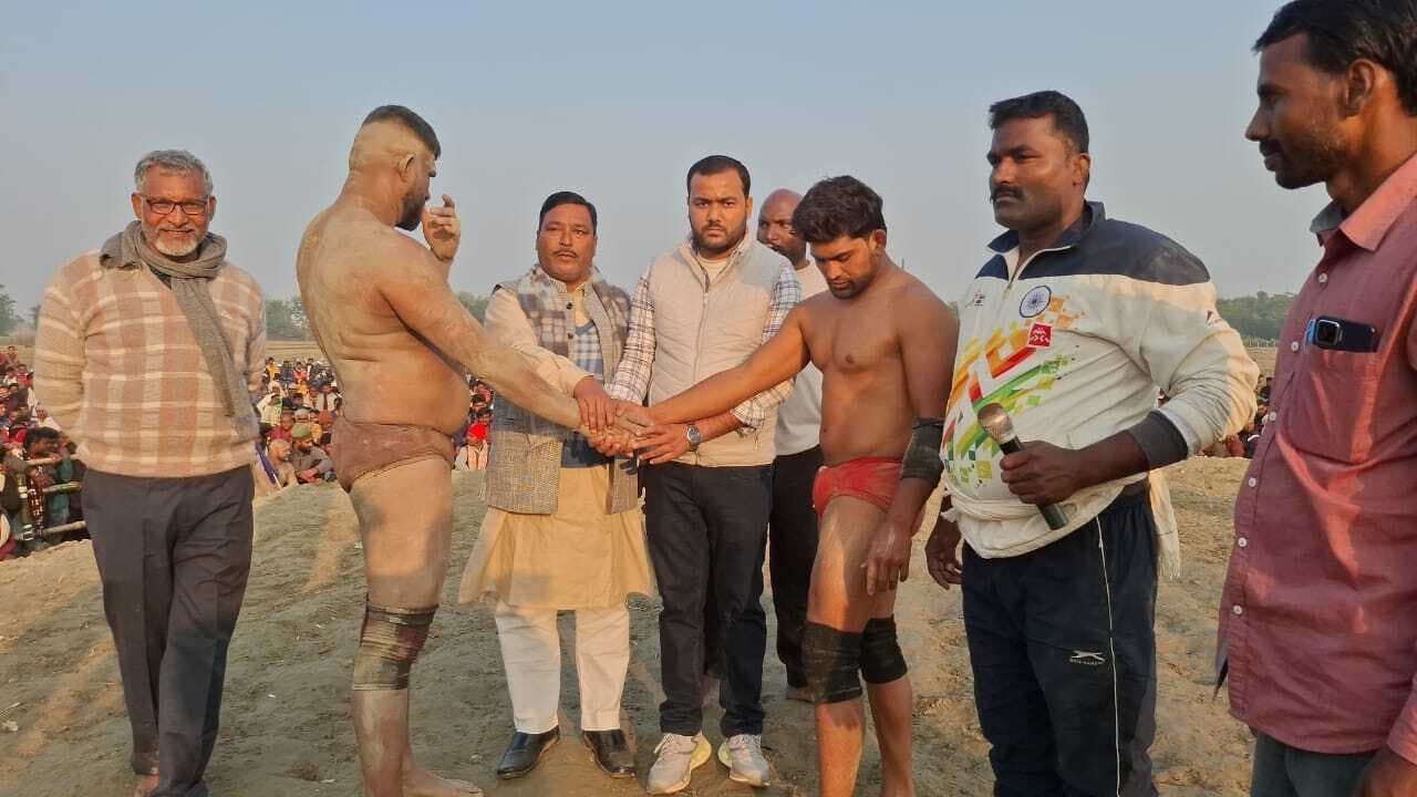 मेला के चौथे दिन कुश्ती का हुआ आयोजन, पहलवानों ने दिखाया दांवपेच