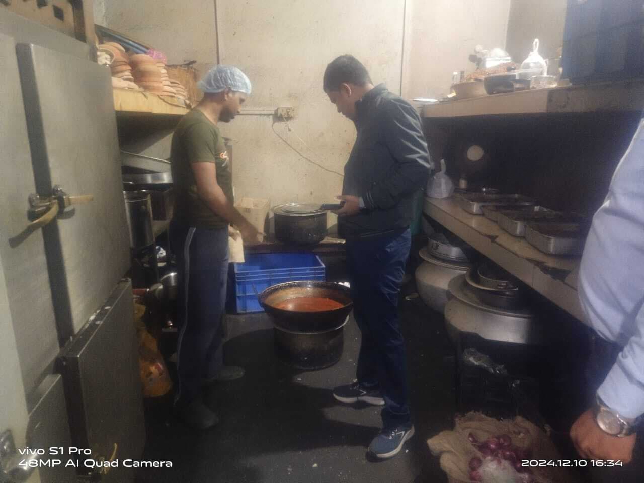 एफएसओ ने होटल-रेस्तरां में मारा छापा, संग्रह किये फूड सैंपल