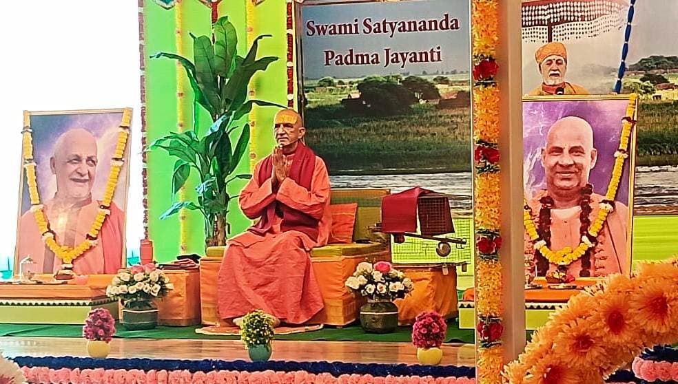 गुरु ही हमें भक्ति का सही अर्थ समझा सकते हैं : स्वामी निरंजनानंद