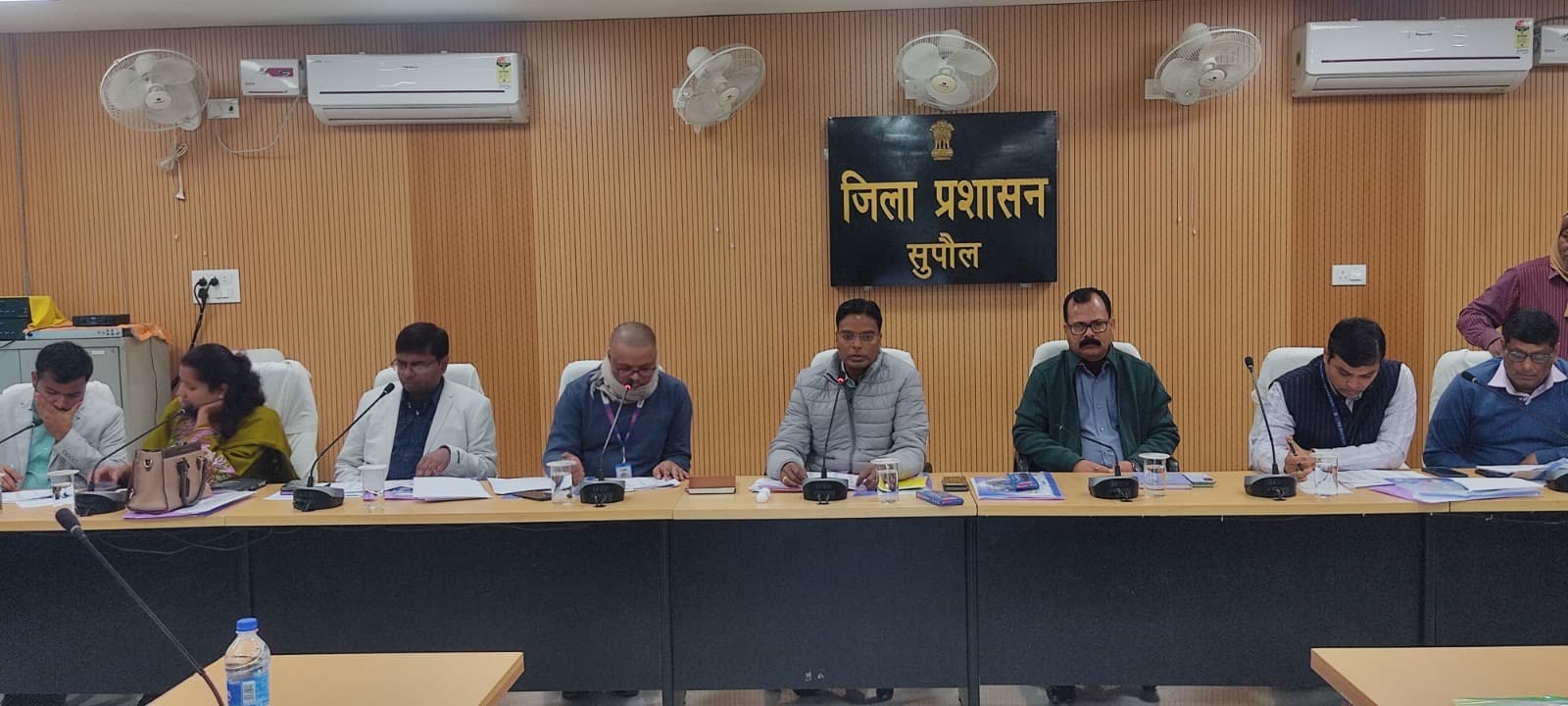 बैंकिंग कार्यों का डीएम ने की समीक्षा, कहा, सकारात्मक सोच के साथ कार्य करें बैंक