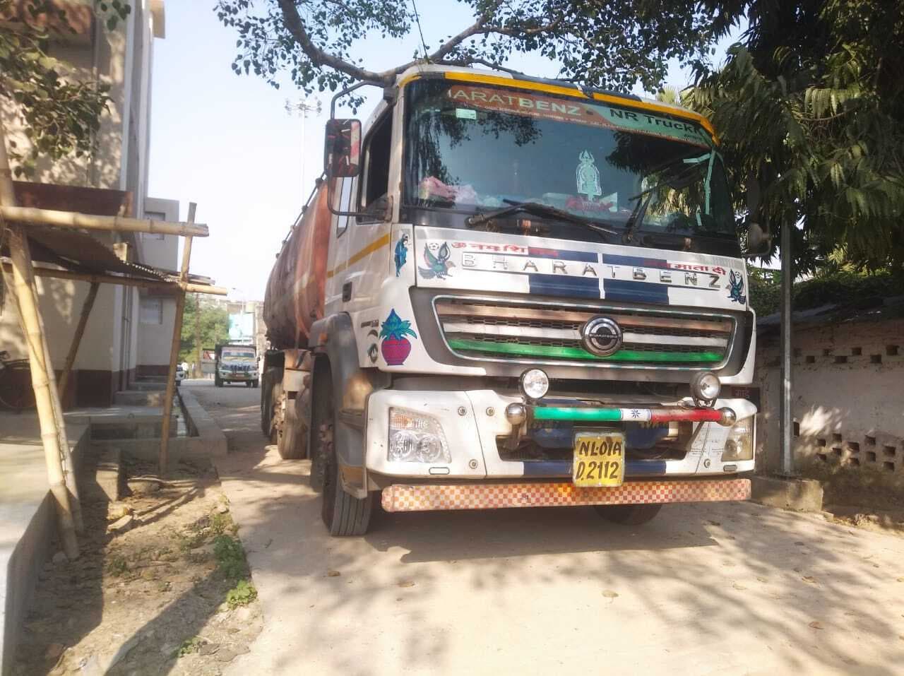 टैंकर ने बाइक सवार दो युवक को रौंदा, एक की मौत, दूसरा घायल