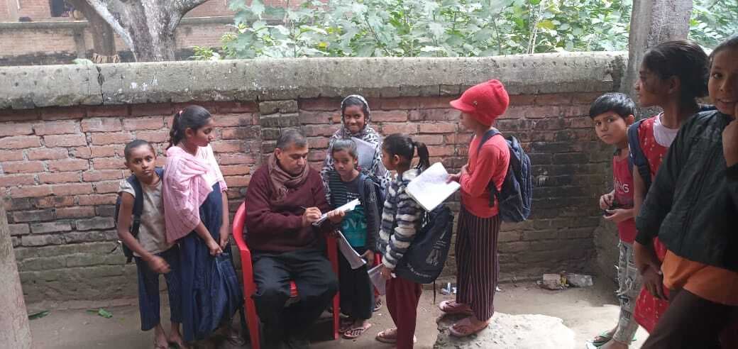 विद्यालय में नहीं बना मध्याह्न भोजन, चार महीने से बच्चों को नहीं दिया जा रहा अंडा