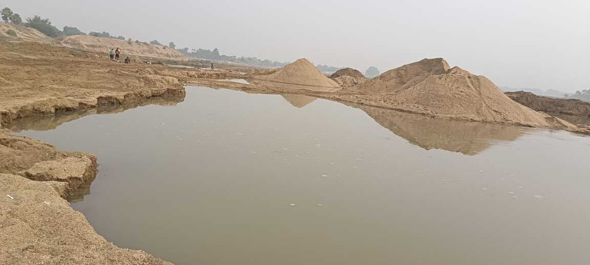 एकरारनामा के शर्तों के अनुसार नहीं हो रहा बालू का उठाव, धावा दल का गठन