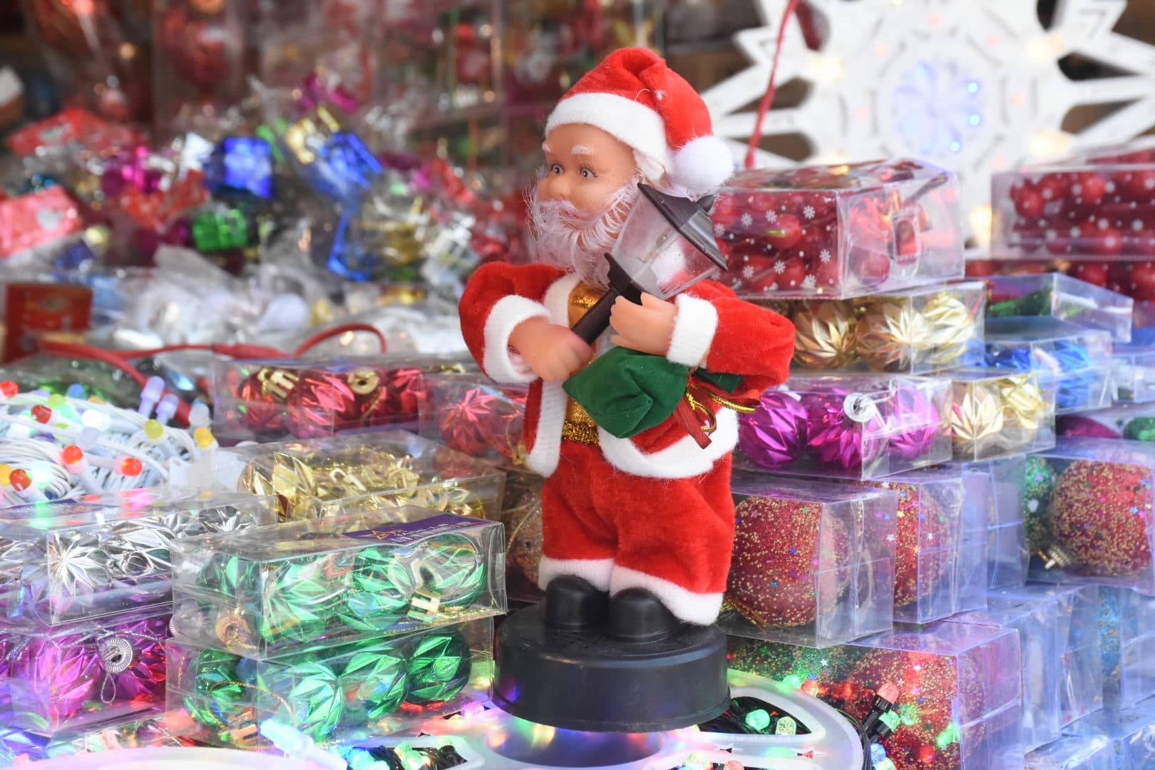 Ranchi Christmas bazar : लुभा रहे रंग-बिरंगे स्टार और क्रिसमस ट्री