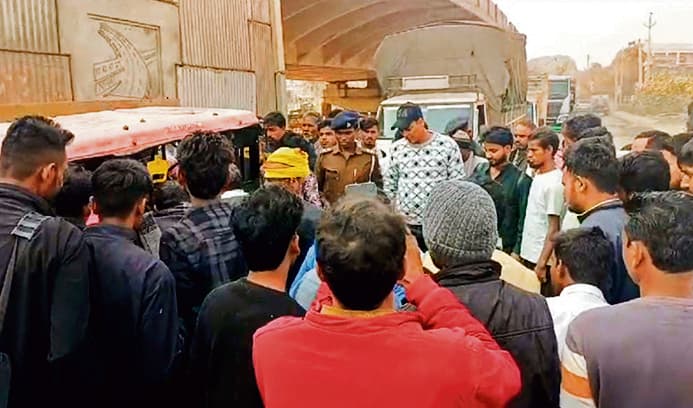 Gopalganj News  : शहर के हजियापुर में मिडिल स्कूल की शिक्षिका की ट्रक से कुचलकर हुई मौत, एनएच रहा जाम