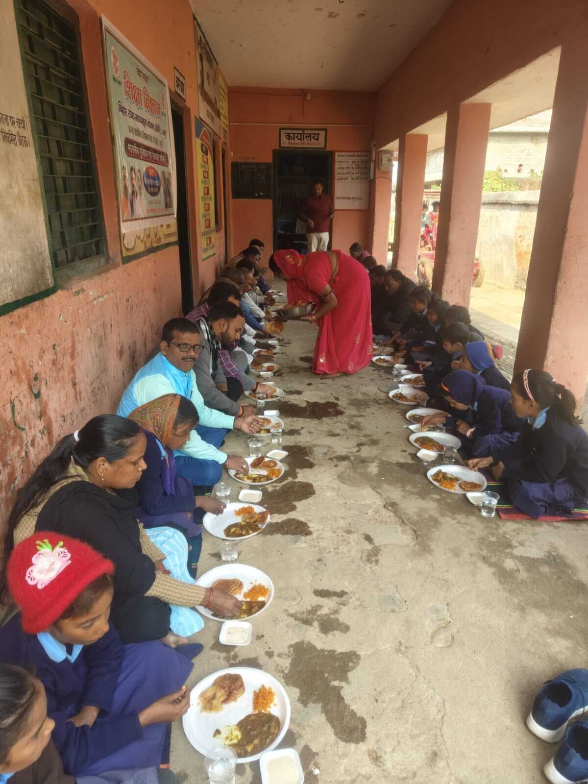 स्कूल में बच्चों ने लजीज व्यंजनों का लिया स्वाद