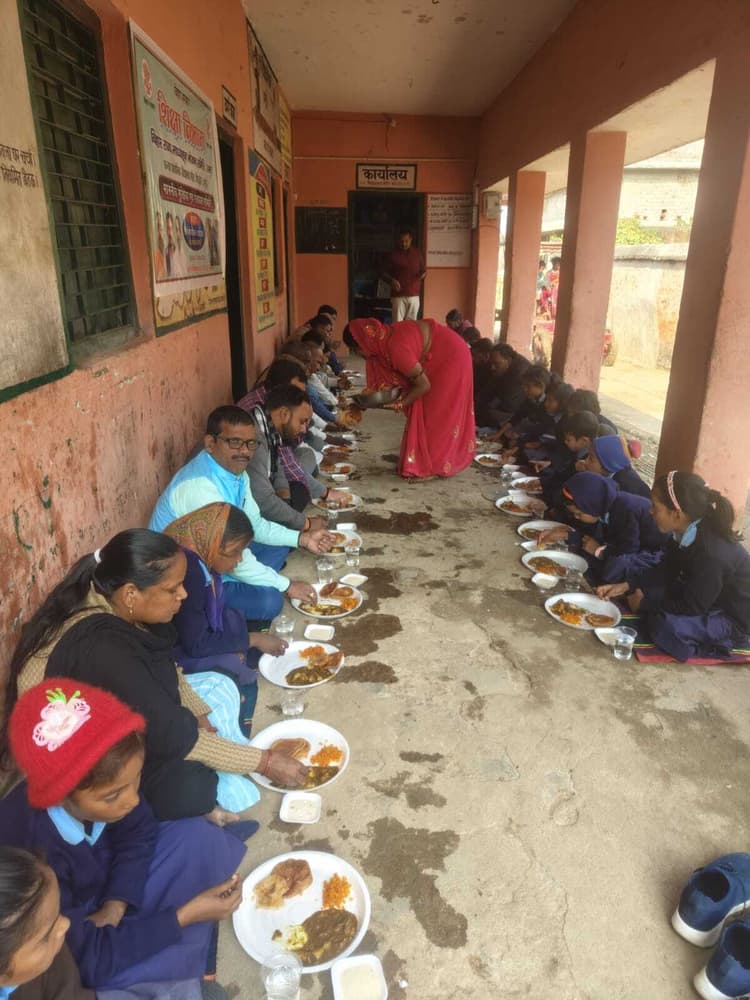 स्कूल में बच्चों ने लजीज व्यंजनों का लिया स्वाद