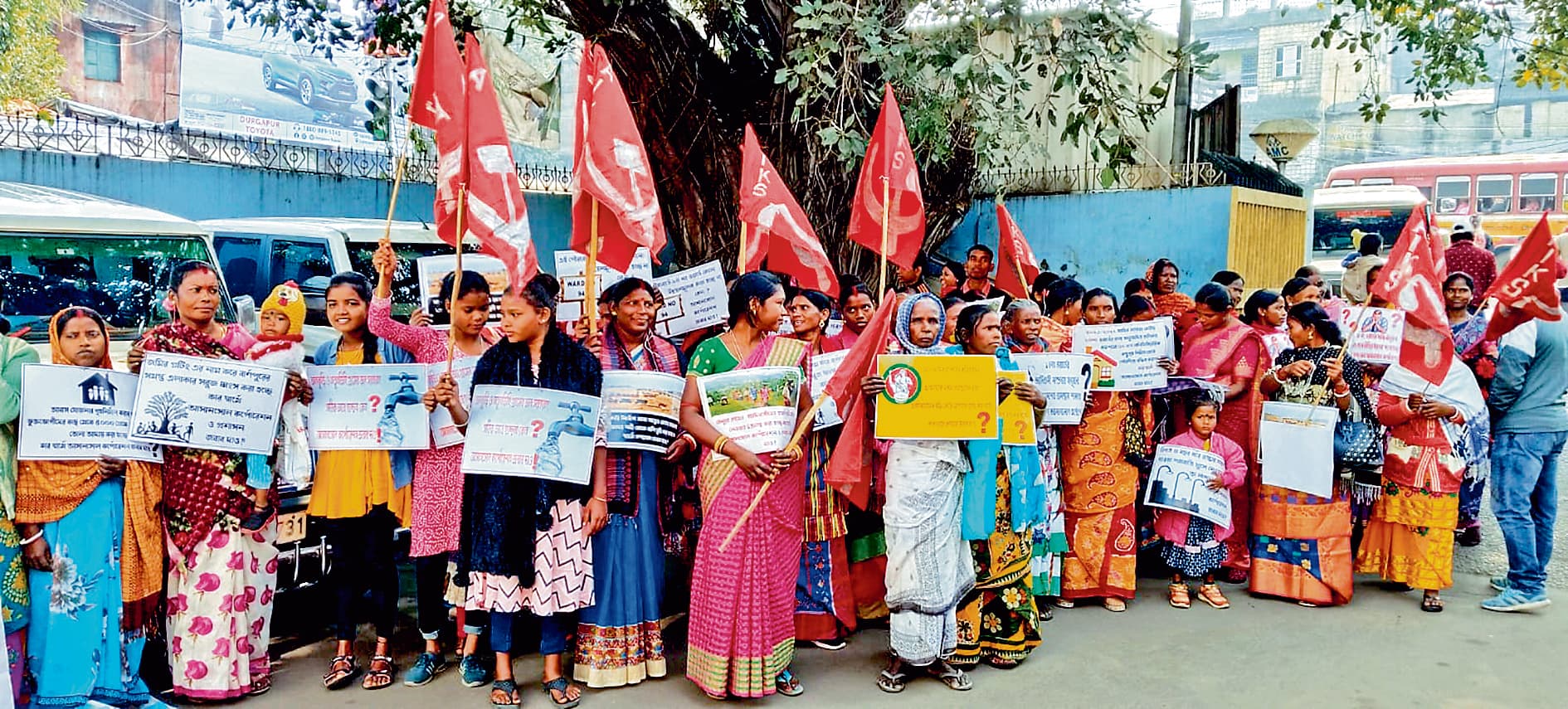 भू माफिया के खिलाफ विरोध प्रदर्शन कर मेयर को सौंपा ज्ञापन
