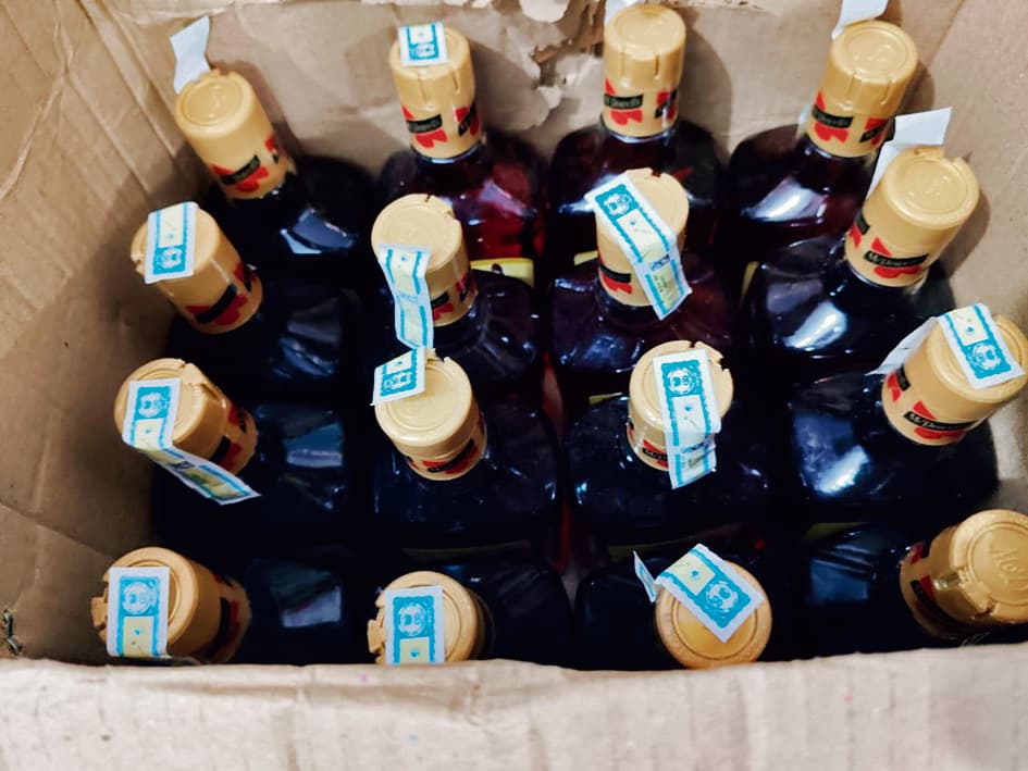 hajipur news. शराब के साथ एक महिला समेत दो गिरफ्तार