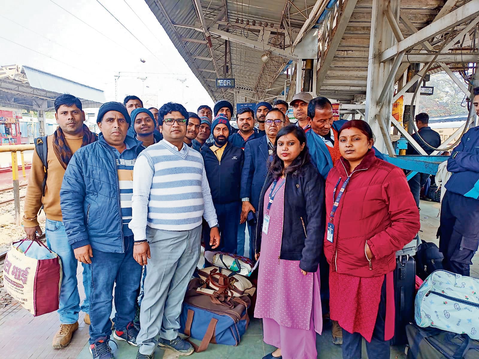 hajipur news. मत्स्य पालन का गुड़ सीखने के लिए 15 किसान मध्यप्रदेश में हुए रवाना