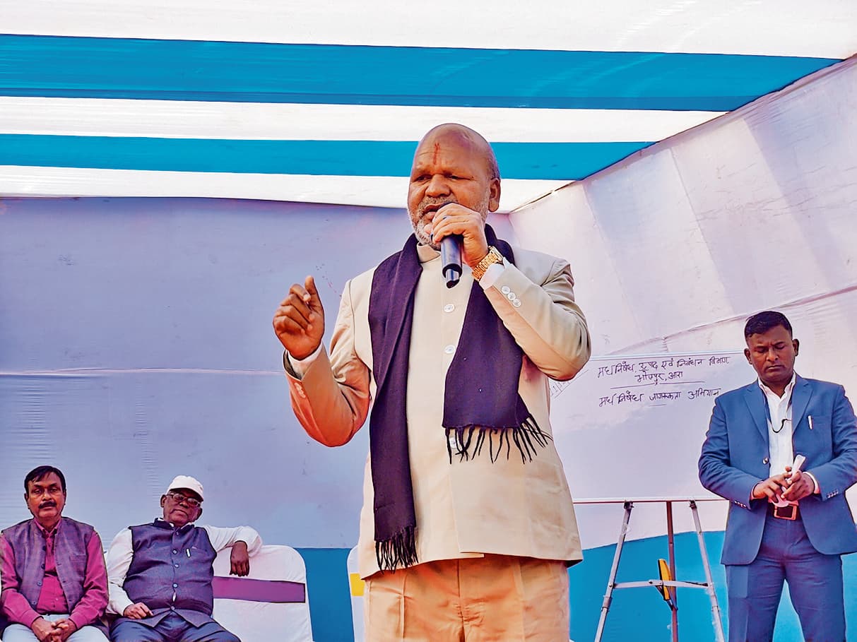 नशे को छोड़ कर शिक्षा का दामन थामें : मंत्री