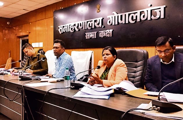 Gopalganj News : हाइवे पर पेट्रोल पंप और ढाबे के पास अवैध कट बनाने वालों पर प्राथमिकी दर्ज करे : एसपी