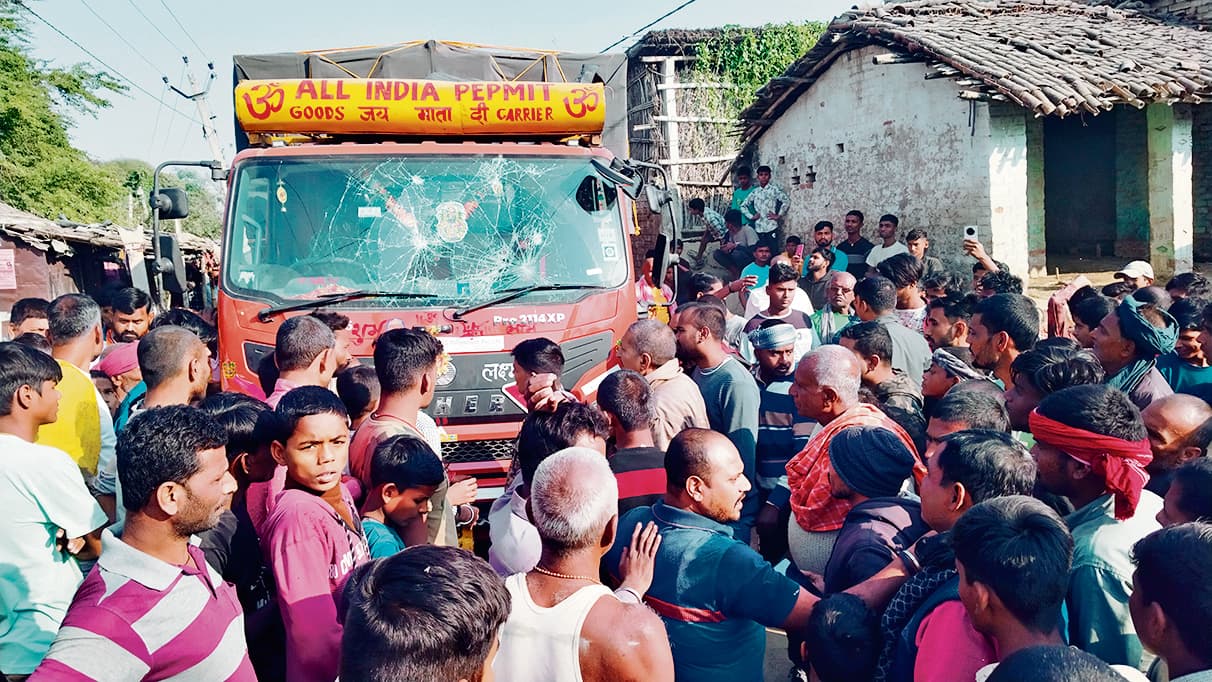 Begusaray News : पुलिस को पीछा करते देख चलते ट्रक से चालक कूद कर भागा, शराब लदा ट्रक जब्त, खलासी गिरफ्तार