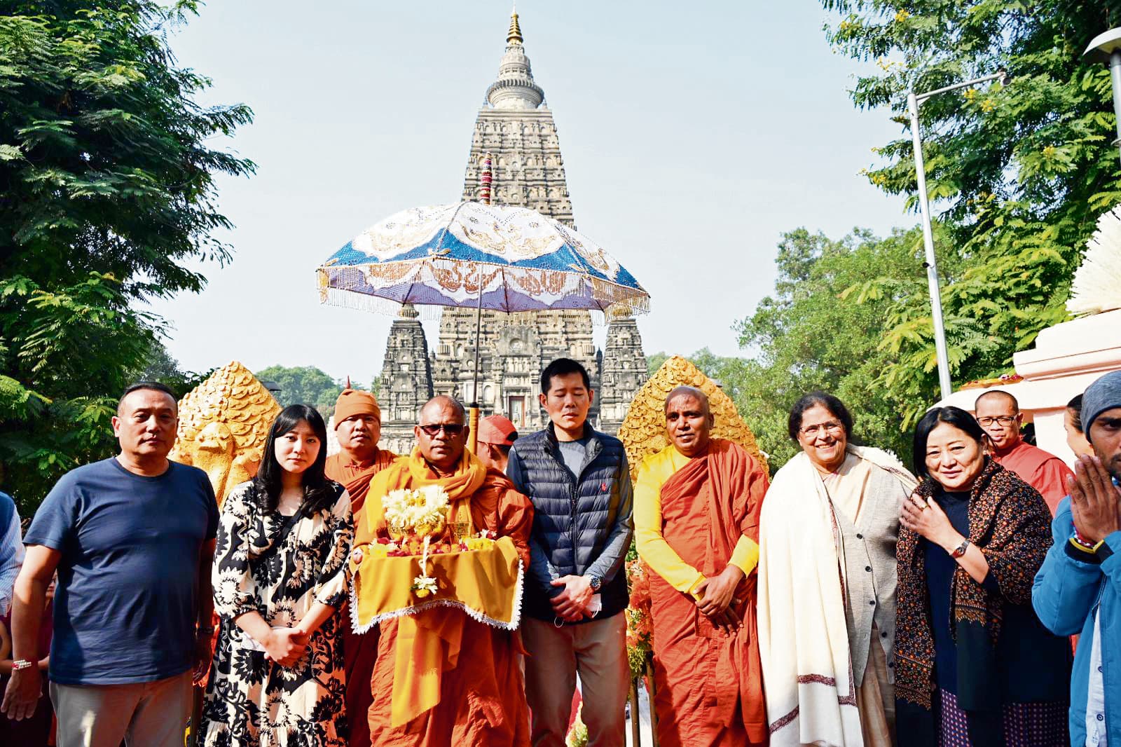 Gaya News : भूटान के राज परिवार के सदस्यों ने महाबोधि मंदिर में की पूजा-अर्चना