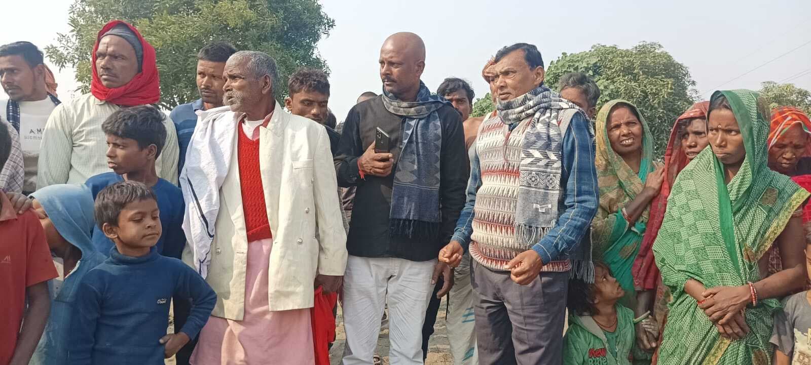 गड्ढे में वृद्धा का मिला शव