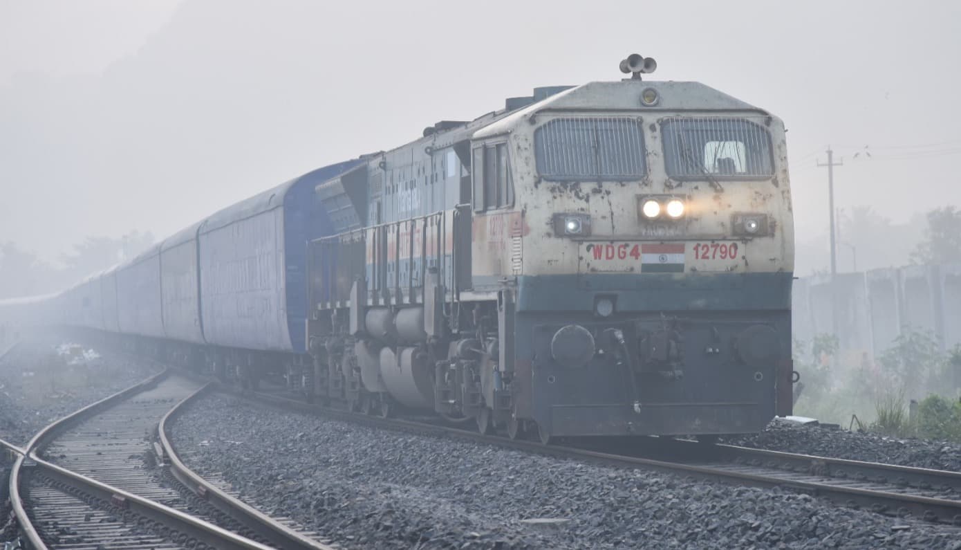 Katihar news : कोहरे के कारण महानंदा, नॉर्थ ईस्ट, अवध असम समेत कई लंबी दूरी की ट्रेनें रद्द