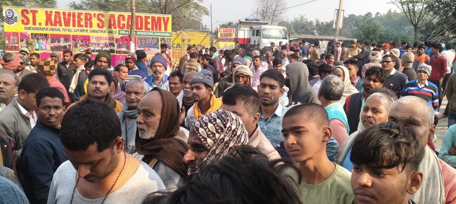 सड़क दुर्घटना में पोती की मौत, दादा जख्मी, सड़क जाम