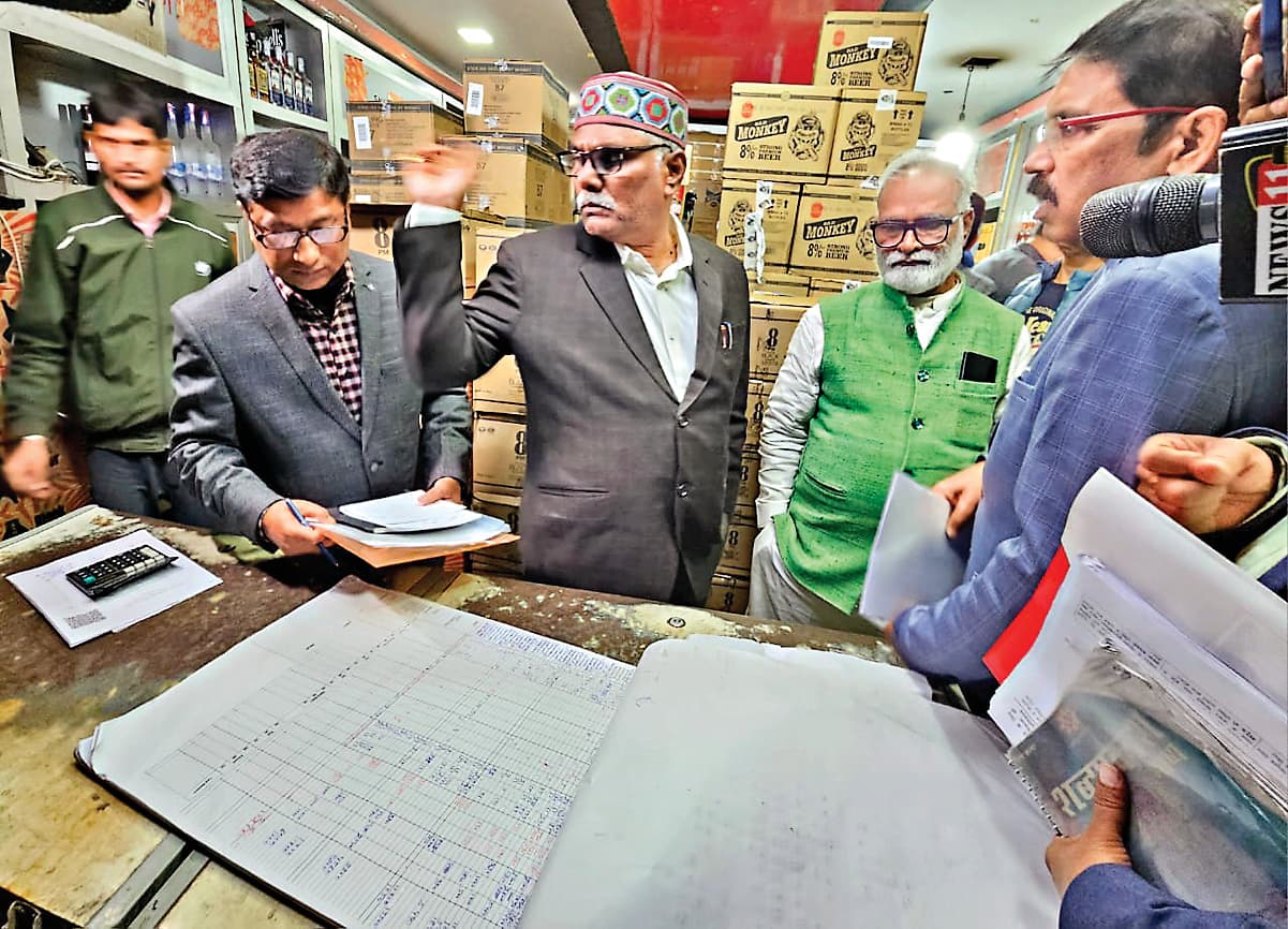 News of irregularities in liquor sales : स्टॉक नहीं बता पाये अफसर, तो जांच के लिए मंत्री खुद पहुंच गये शराब दुकान