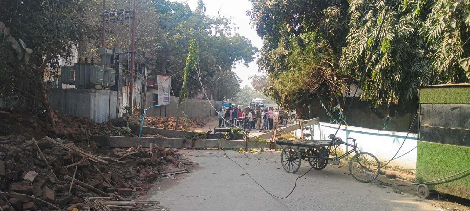 गड्ढा खुदाई के दौरान पोल सहित सड़क पर गिरा टांसफार्मर, हादसा टला