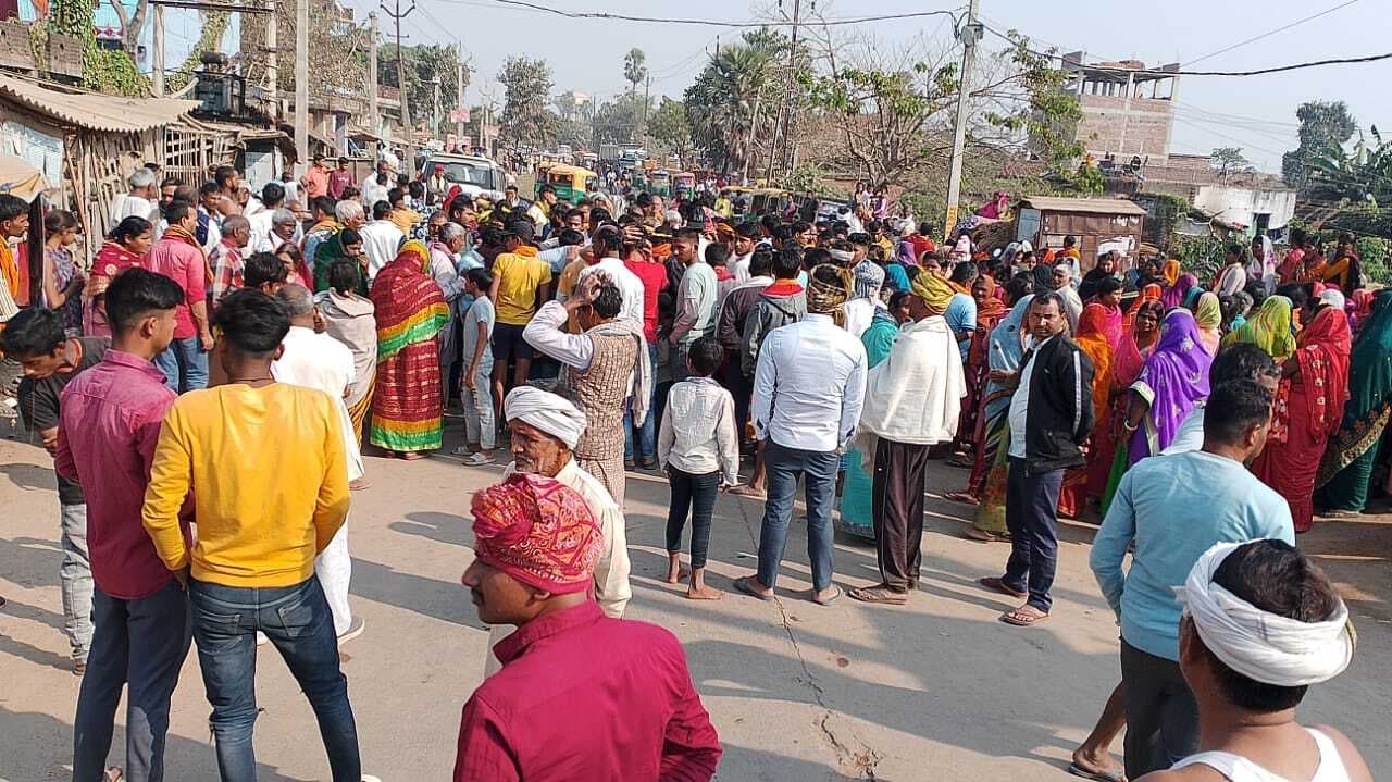 मनेर में ट्रैक्टर के धक्के से युवक की मौत, सड़क जाम