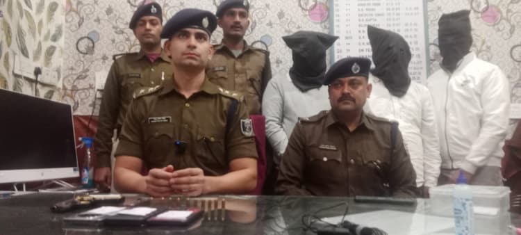 185 कार्टन शराब के साथ तीन गिरफ्तार, हथियार भी बरामद