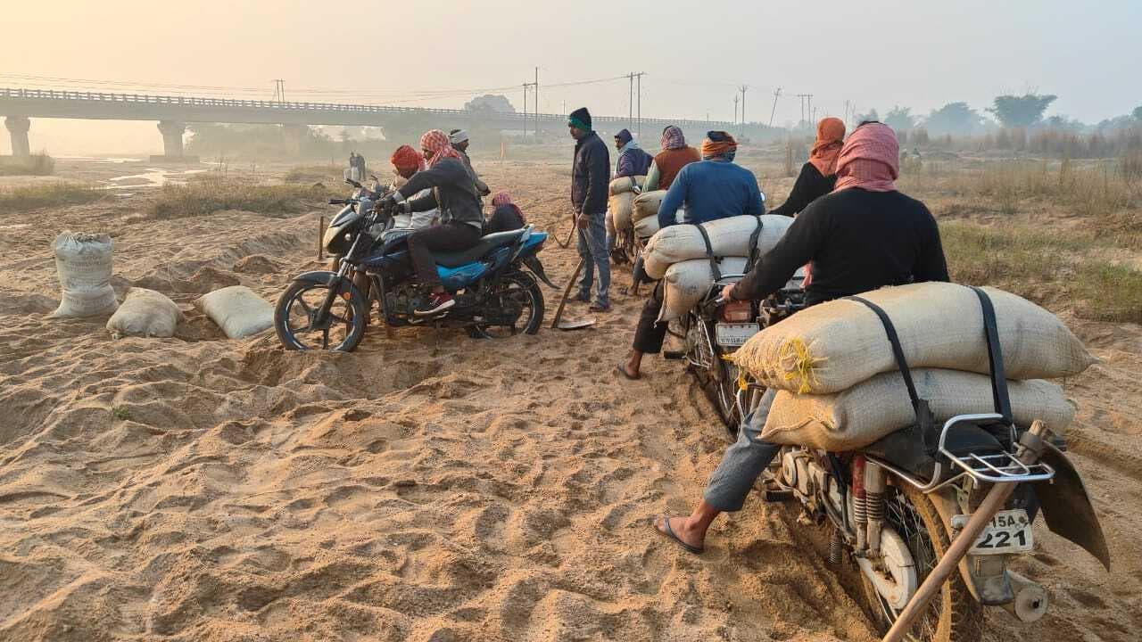 Deoghar news : आधी रात के बाद बालू का अवैध उठाव, तड़के होती है सप्लाई, पुलिस बनी मूकदर्शक