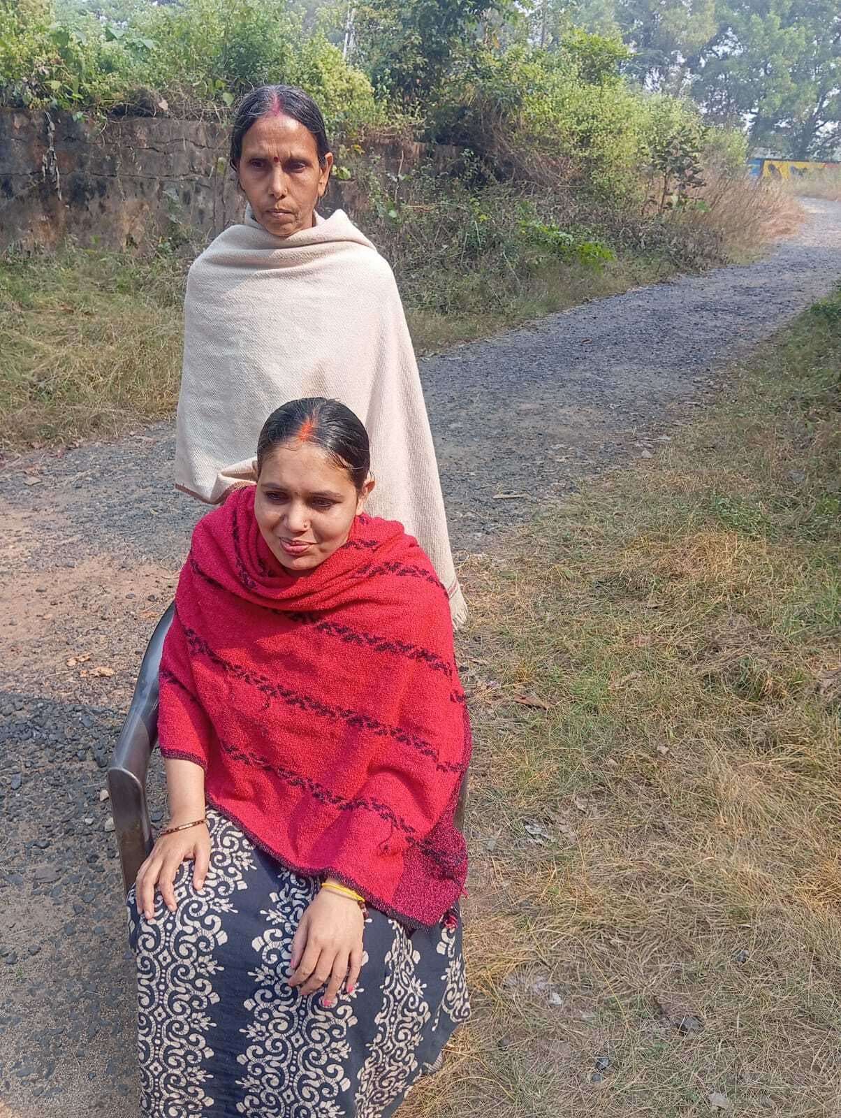 East Singhbhum : बीमार विवाहिता को ससुरालवालों ने छोड़ा, इलाज नहीं करा पा रही गरीब मां, पिता को परिवार से मतलब नहीं