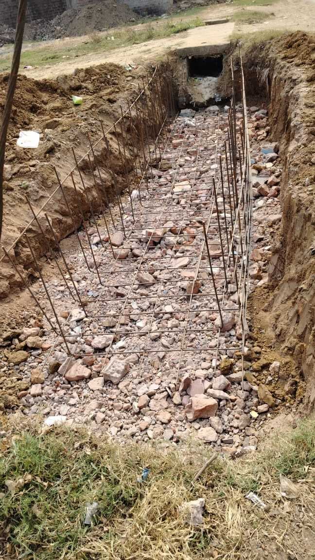 Chaibasa News : वेस्टेज मैटेरियल से हो रहा कल्वर्ट निर्माण, गुणवत्ता पर सवाल