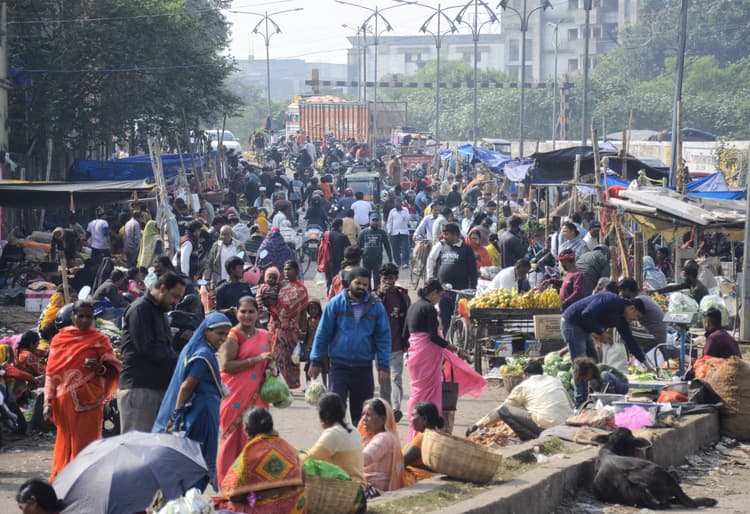 Dhanbad News: स्टेशन के साउथ साइड में लग रही अवैध दुकानें, रोड का अतिक्रमण