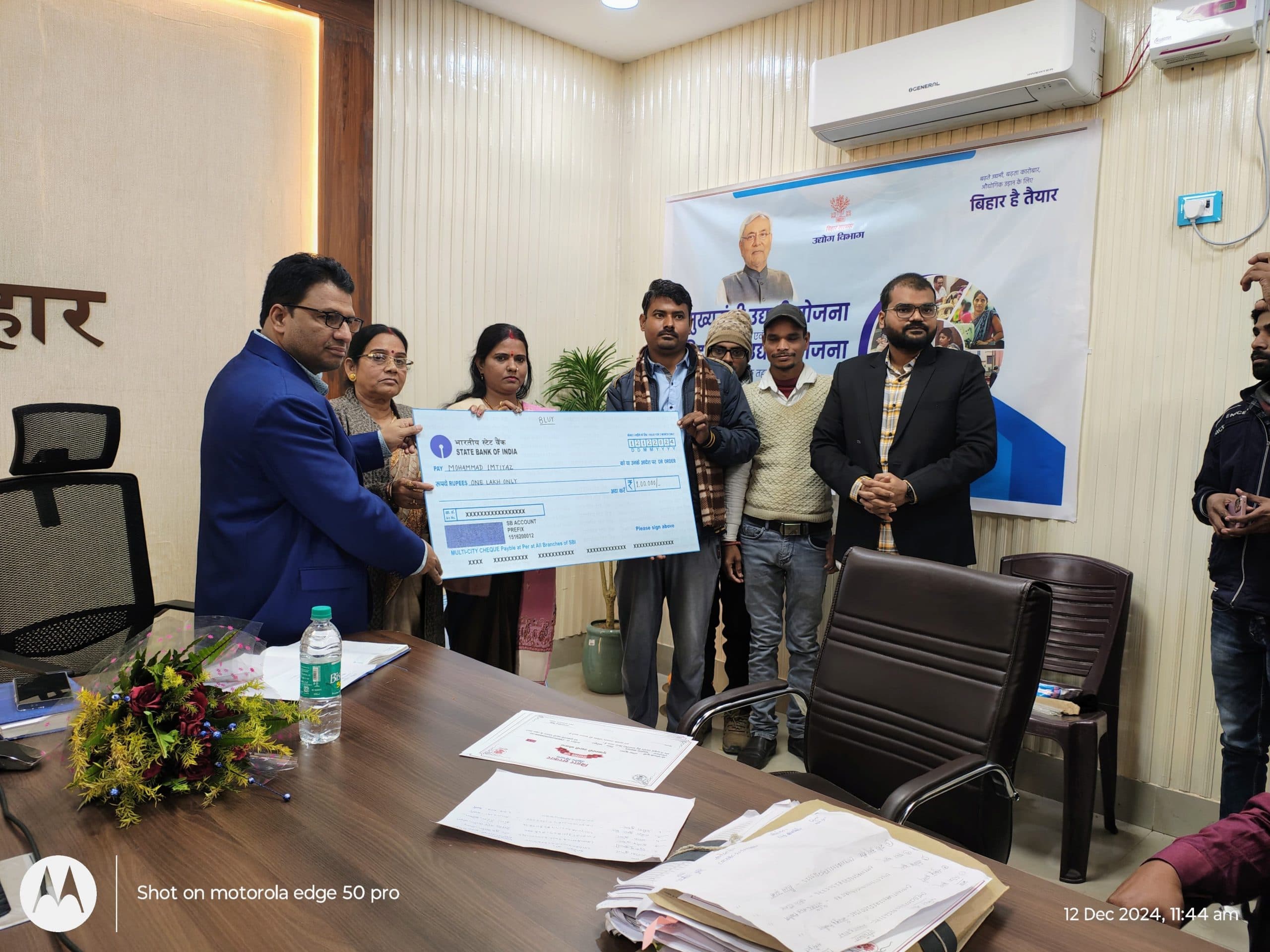 बिहार लघु उद्यमी योजना के लाभुकों को द्वितीय किश्त का मिला चेक