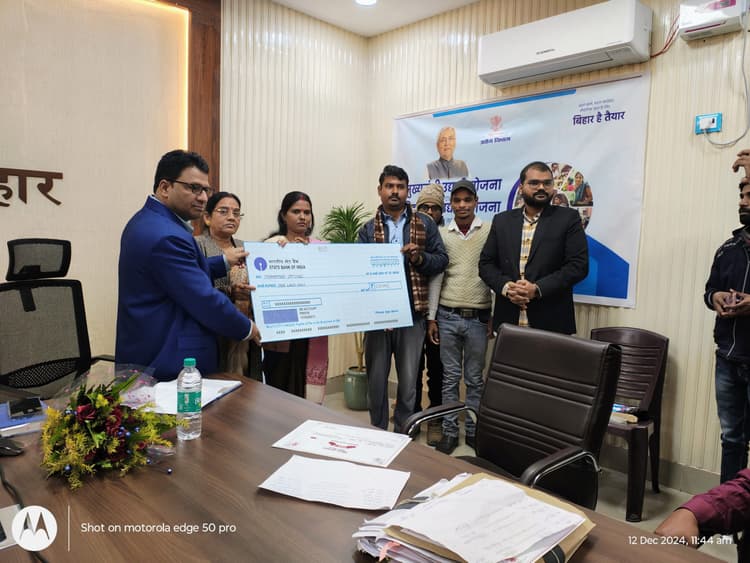 बिहार लघु उद्यमी योजना के लाभुकों को द्वितीय किश्त का मिला चेक