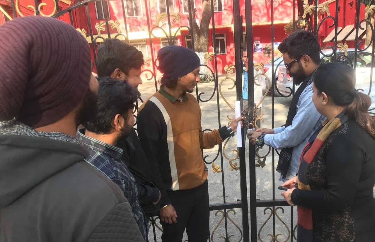 Education News : डोरंडा कॉलेज के कर्मचारी को हटाने के लिए रांची विवि में तालाबंदी