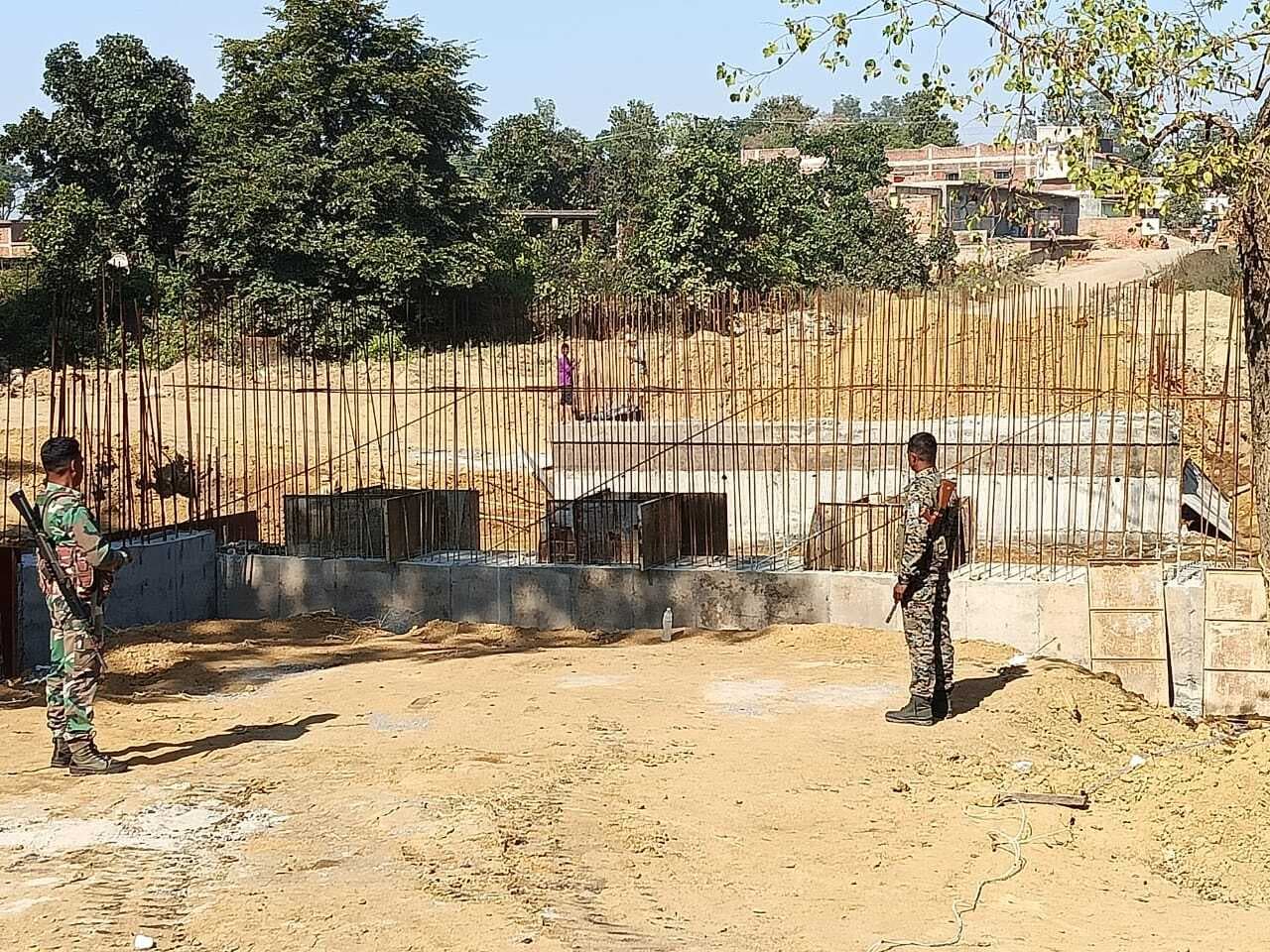 धमकी के बाद पुलिस संरक्षण में हो रहा पुल का निर्माण