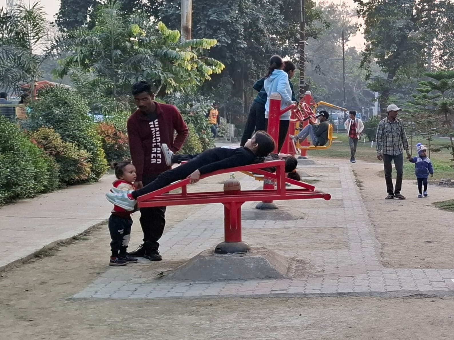 तीन दिनों के बाद खिली धूप, सर्द हवाओं ने सताया