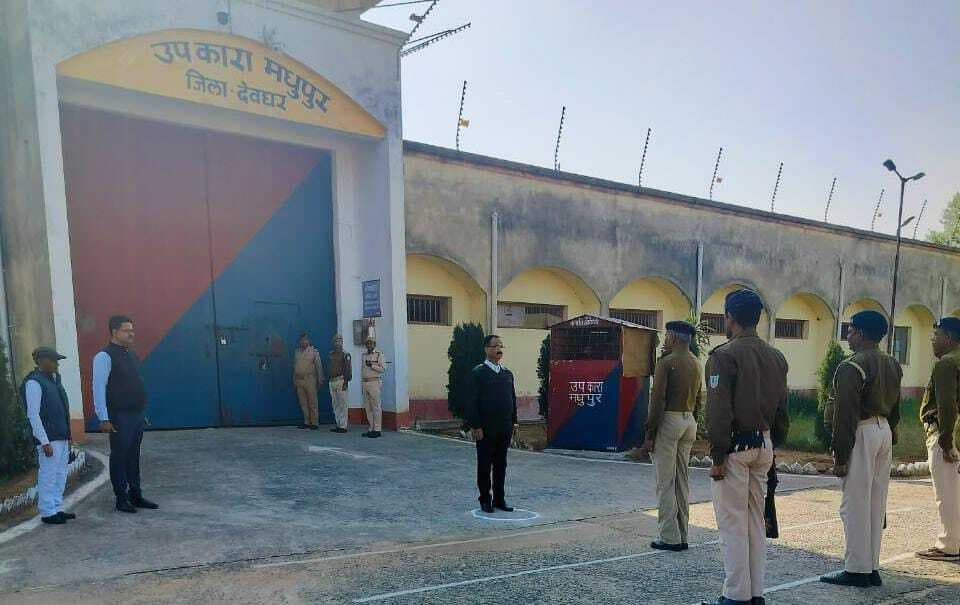 Deoghar news : बंदियों को योग, अध्यात्म व शिक्षा से जोड़े व उनकी स्वास्थ्य सुविधाओं को रखें ख्याल : पीडीजे