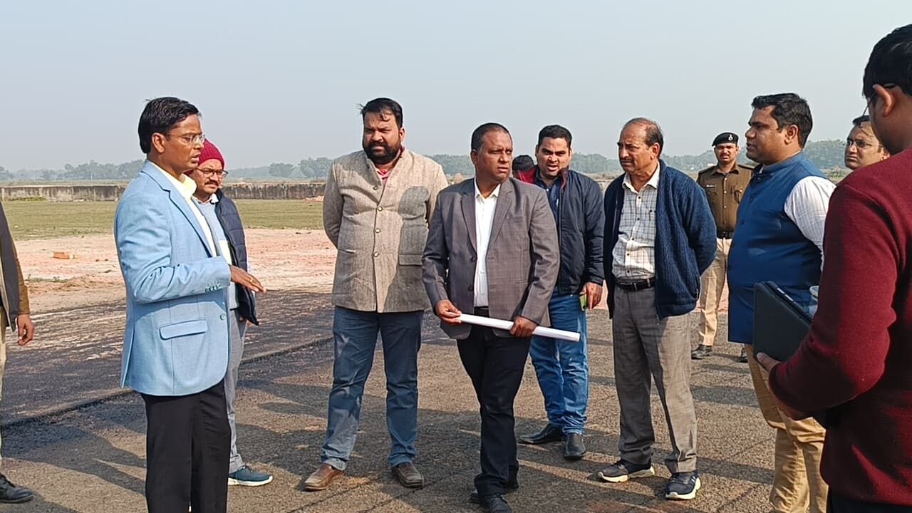 डीएम ने हवाई अड्डा का किया निरीक्षण, दिसंबर तक रनवे कार्य को पूर्ण करने का दिया निर्देश
