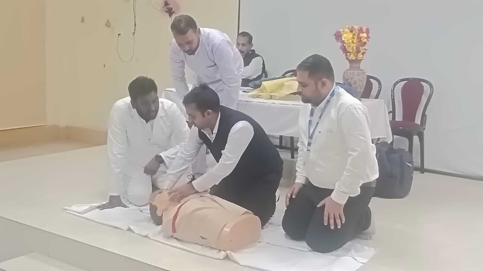 Deoghar News : ट्रेन के मोबाइल चेकिंग स्टाफ को आपात प्राथमिक चिकित्सा का दिया गया प्रशिक्षण