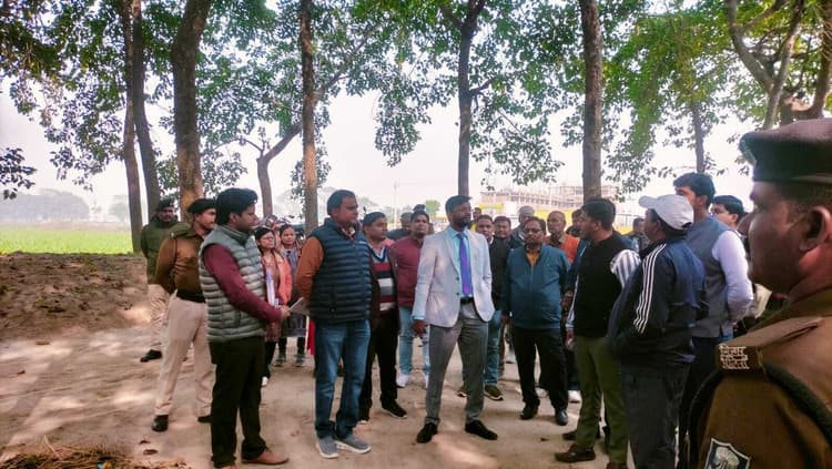 मुख्यमंत्री के संभावित कार्यक्रम को लेकर डीएम ने हांसा पोखर का लिया जायजा