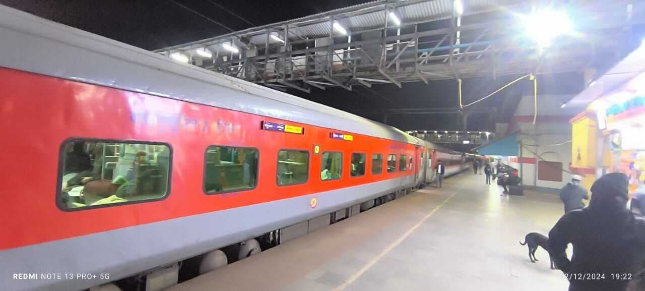 Deoghar news : झाझा में मालगाड़ी हुई बेपटरी, अप लाइन पर घंटों रेल परिचालन बाधित