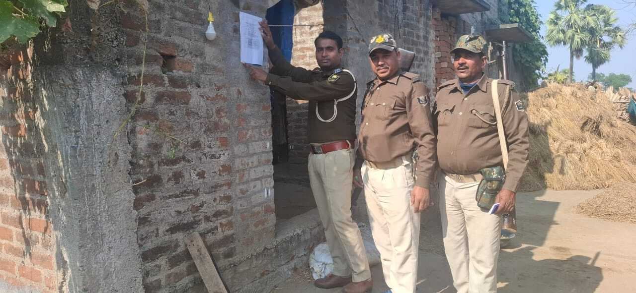 फरार चल रहे पांच अभियुक्त के घर पर इश्तेहार चिपकाया