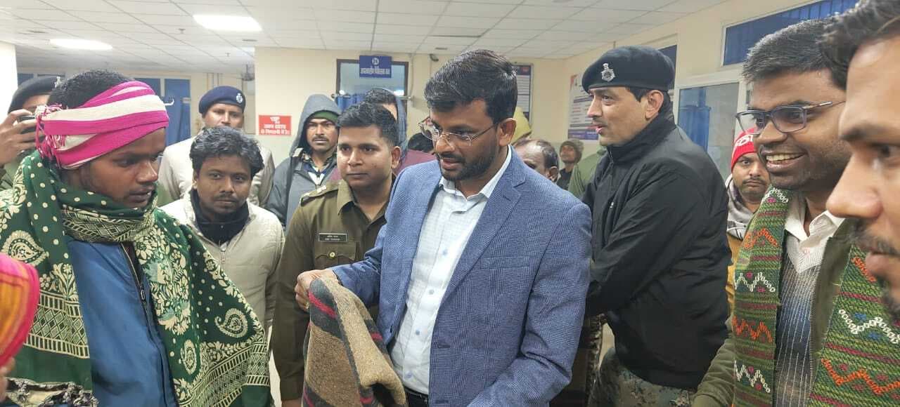 डीएम व एसपी ने किया कंबल का वितरण