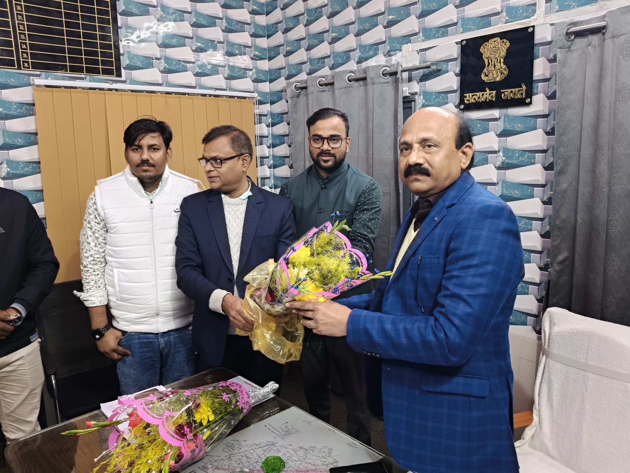 चकबंदी  निदेशक ने अंचल कार्यालय पोठिया का किया निरीक्षण